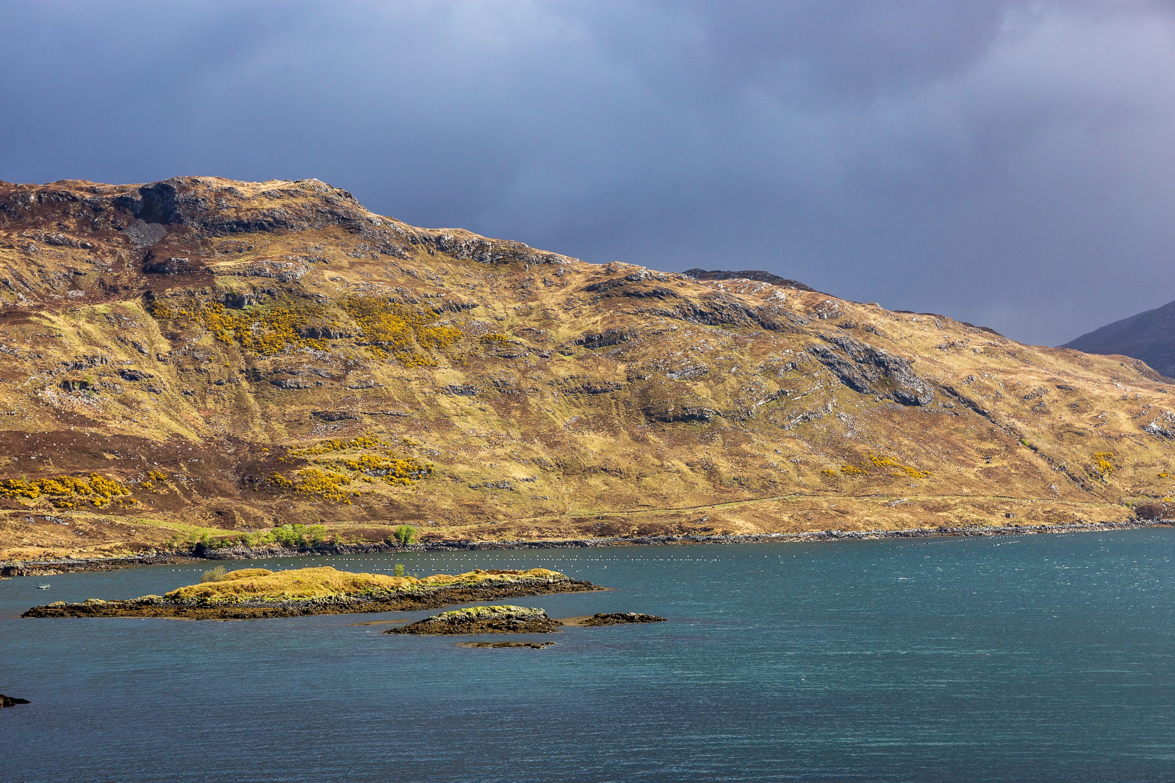 Loch_a'_Chàirn_Bhàin[1].webp